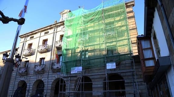 Fachada en obras del Ayuntamiento de Reinosa