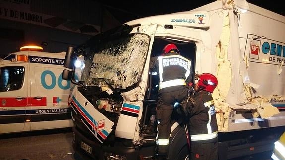 Los bomberos han tenido que excarcelar al conductor.