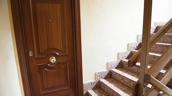 Imagen de la puerta de de la vivienda en la que vivía la pareja de ancianos que ha aparecido muerta. 