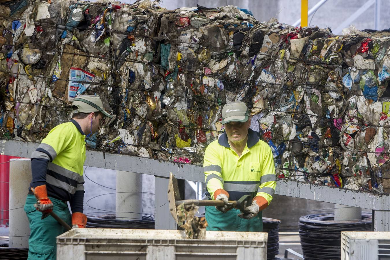 Operarios trabajando en la planta de residuos de Meruelo