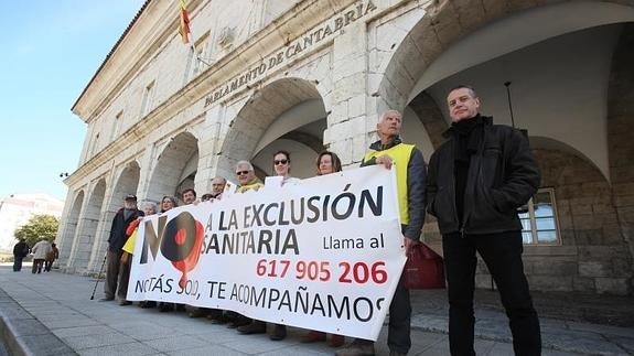 La plataforma contra la exclusión sanitaria se manifestó a las puertas del Parlamento