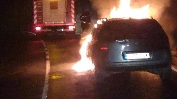 El coche ardió cuando circulaba por la carretera entre Beranga y Anero.