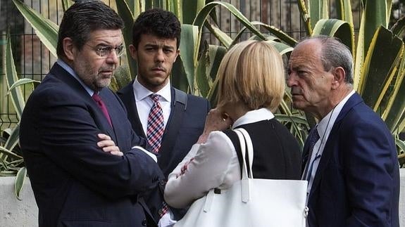 López Marcano y Agudo, junto a su abogada, después de declarar en los juzgados.