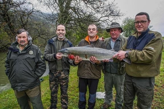 De izquierda a derecha, el guarda Elías Setién y los pescadores Antonio Calleja, José Luis Rodrigo, Daniel Pumarada y Roberto Espineda con el 'campanu' que acababan de izar en el coto Güemes . 