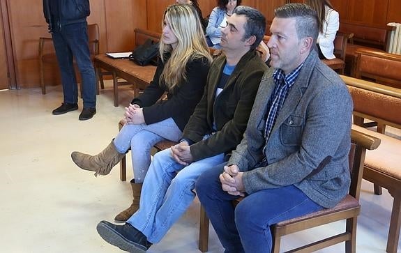 La esposa de Eguren, Iratxe Sánchez Tobalina, y José Ignacio Berriolope, junto al expedáneo Javier Eguren