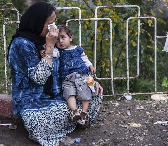 Una mujer siria con su hija en Idomeni.