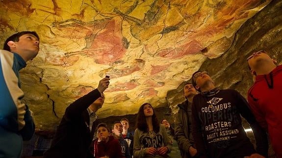 Visitantes observan la neocueva del Museo de Altamira 