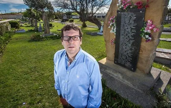 Enrique Menéndez ante el monumento ‘a los héroes de la República y la libertad’, en Ciriego 