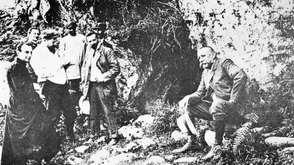 Alberto I de Mónaco (d), en la entrada del la cueva de El Castillo, en Puente Viesgo, junto a los arqueólogos Henry Breuil, Hugo Obermaier y Hermilio Alcalde del Río , en junio de 1909.