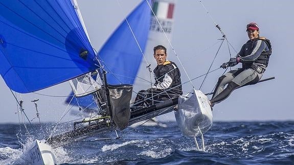 Fernando Echávarri yTara Pacheco, a bordo de su Nacra 17. 