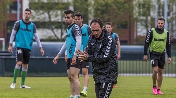 Pedro Munitis dirige la sesión de entrenamiento de ayer en La Albericia.