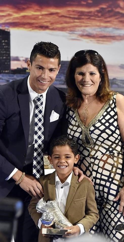 Dolores Aveiro con su hijo y su nieto. 