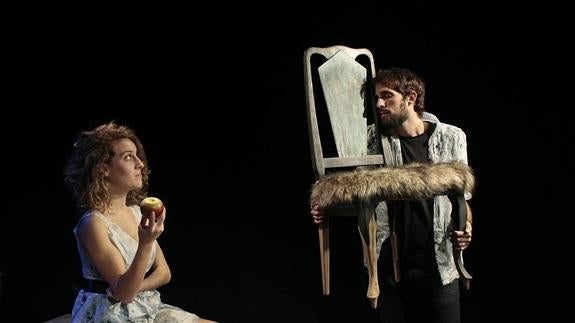 ‘Los motivos del lobo’ propone un viaje escénico a la violencia que hay en las relaciones entre hombres y mujeres.