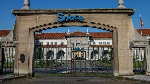 Fábrica de Sniace en Torrelavega, con las puertas cerradas desde hace casi tres años.