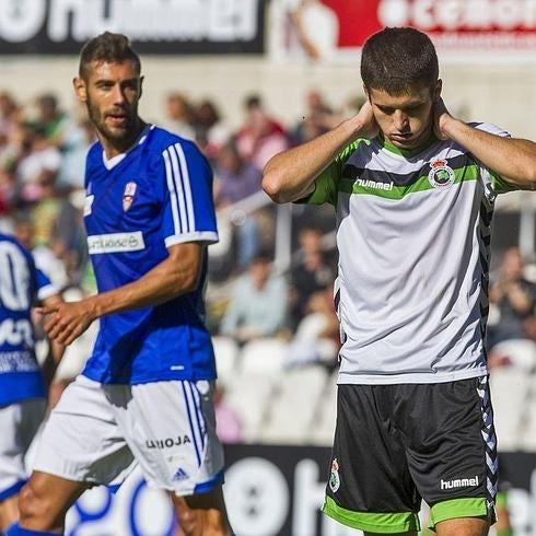 Álvaro Peña se lamenta ante el cántabro Adrián León, en el partido frente a la UD Logroñés, el único que ha perdido el Racing ante sus rivales directos.