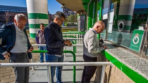 De derecha a izquierda; Manolo Higuera, Víctor Diego y ‘Tuto’ Sañudo adquieren una entrada para el partido del sábado en las taquillas de El Sardinero.