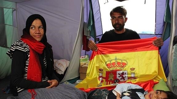 Osman, tumbado, posa junto a sus padres. «I love you, España», fue el mensaje que lanzó al saber que el ministro de Asuntos Exteriores español ha dado instrucciones para ser acogido en Valencia.