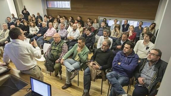 Una de las últimas asambleas de médicos de Atención Primaria y Especializada convocada por el Sindicato Médico, en el Colegio Oficial de Cantabria.