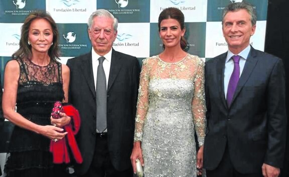 Isabel Preysler y Mario Vargas Llosa posan junto al presidente Mauricio Macri y su esposa, Jualiana Awada. 