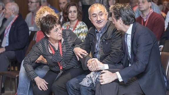 Cedrún y Álvarez conversan con el alcalde de Santander.