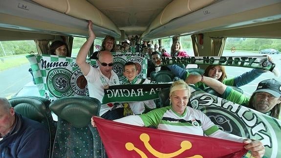 Los aficionados cántabros han llegado en masa hoy a Ferrol.