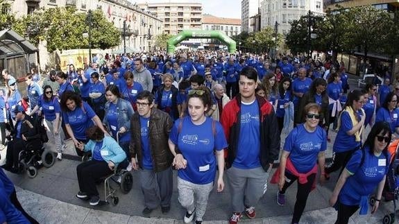 Los participantes en la marcha solidaria ‘Por ti y para ti’ toman la salida desde el Bulevar Demetrio Herrero.