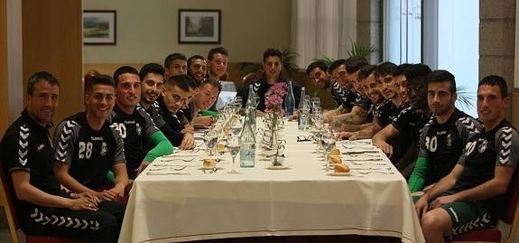 Los jugadores racinguistas, sentados a la mesa, preparados para cenar en la víspera del partido frente al Racing de Ferrol.