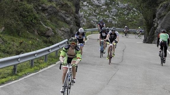 La 'procesión' de ciclistas en las duras rampas del puerto fue digna de ver.