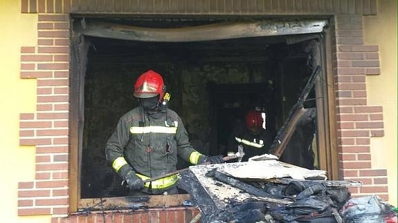 Los bomberos sofocan el incendio de una vivienda en Sobarzo