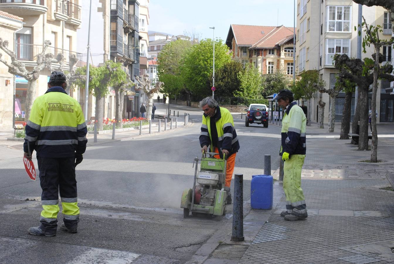 Las obras de asfaltado se centran estos días en la Avenida del Puente de Carlos III.