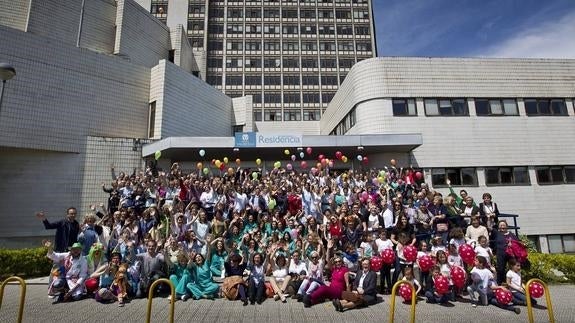 Toda la plantilla que asistió al acto de despedida a la Residencia participó en una fotografía histórica a las puertas del hospital.