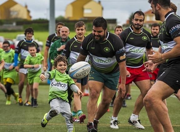 El viernes no hubo mejor forma de liberar la mente de cara al duelo de hoy que un ‘partido’ con los más chiquitines del Bathco.