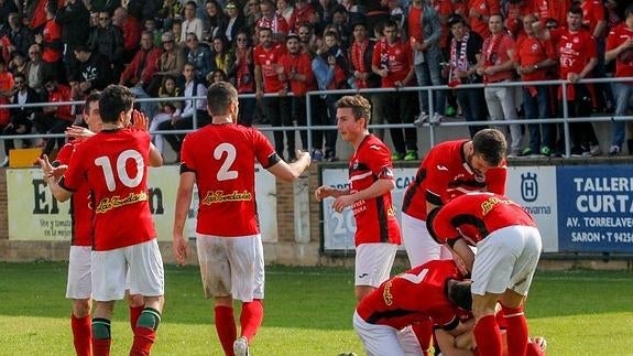 Los jugadores del Laredo celebran uno de los goles que les permitieron repetir el título de campeón de Liga. :: 