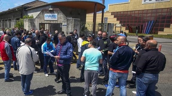 Los trabajadores concentrados ante la fábrica.