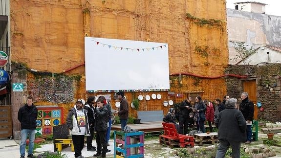 El Ayuntamiento exige la correspondiente licencia municipal de las instalaciones ejecutadas en el solar.