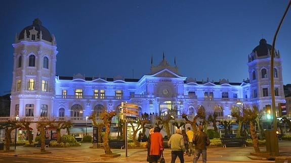 El Casino de El Sardinero, con su fachada iluminada durante la noche. 