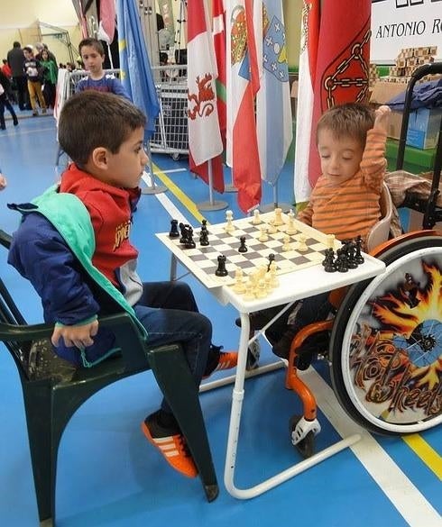 La participación de las pequeñas promesas del ajedrez fue multitudinaria. :: Fotos: sane Pablo León Rodríguez, a la izquierda, se enfrenta a  Lucas Argoitia.