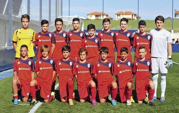 El infantil A, de izquierda a derecha y de arriba abajo, Abio, Dani, Sane, Sergio, Mateo, Ismael, Ibai, Santandres, Dani Arangoncillo, Manuel, Cervilla, Berdejo, Tresgallo, Álex, Alejandro y Diego Güemes.