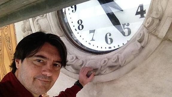 Herrero, entre los andamios con el nuevo reloj del edificio de Correos.