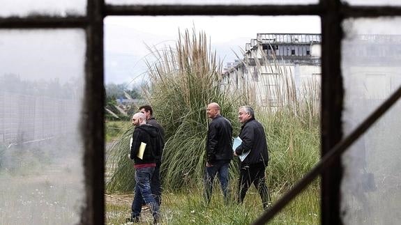 Miembros del comité abandonan las instalaciones de Sniace tras la reunión.