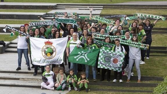 Medio centenar de aficionadas racinguistas se acercaron ayer hasta el Parque de Las Llamas para mostrar su apoyo al equipo.