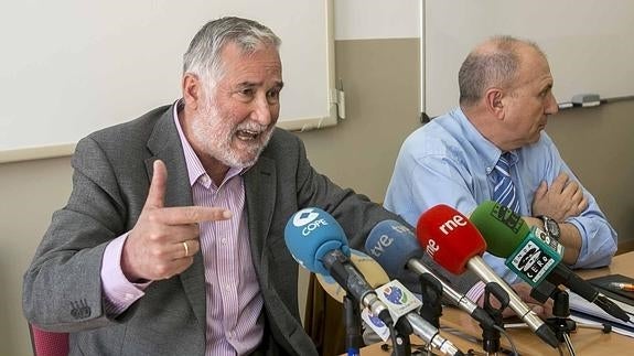 El consejero Ramón Ruiz y Alonso Gutiérrez, director general de Centros Educativos, ayer, tras la reunión con los directores.