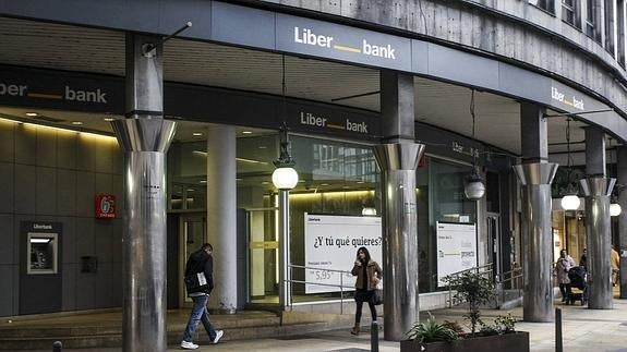 Oficina con el nuevo diseño de Liberbank en Torrelavega.