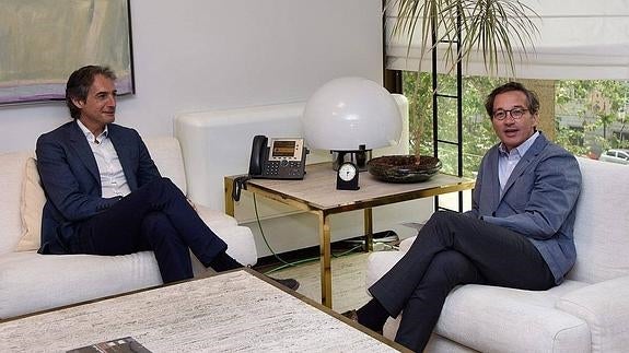 Lassalle y el alcalde de Santander (izquierda) durante la reunión celebrada en Madrid.