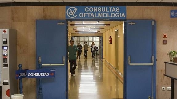 Los afectados por el traslado de oftalmología critican que sigue sin solucionarse el transporte