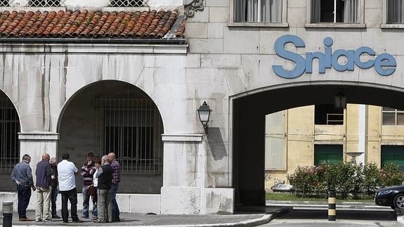 El PP pide al Gobierno que si compra los terrenos de Sniace lo haga ya y vinculado al plan laboral