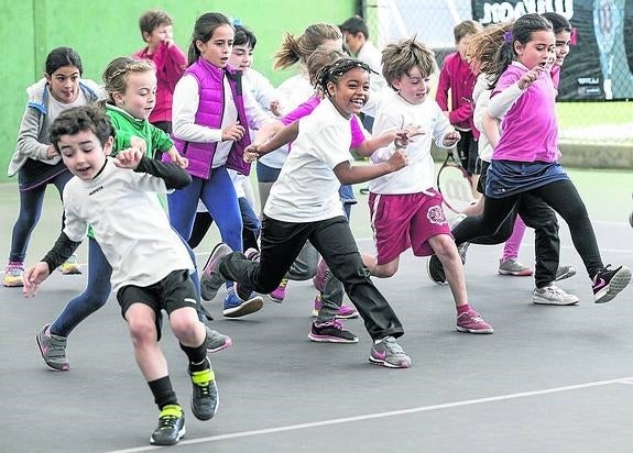 Los juegos completaron la actividad puramente competitiva en las pistas de tenis cubiertas de La Albericia. 