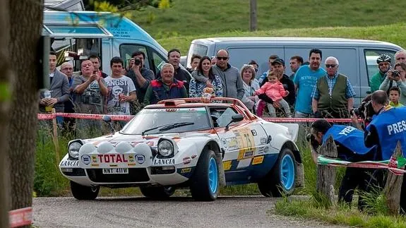 Lewis y Butterfield, con su Lancia Stratos en uno de los tramos del Rally Festival Trasmiera