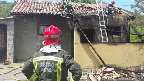 Se incendia una vivienda en Santander y una cuadra en San Vitores