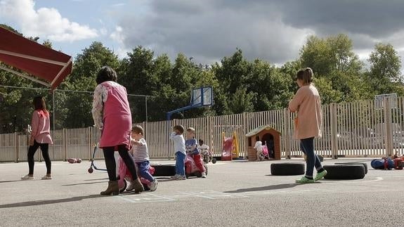 Algunos niños del colegio, jugando en el patio.